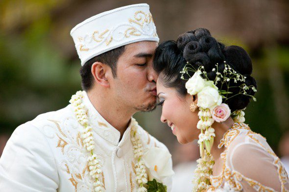 Bunn Salarzon - indonesian groom kiss bride on forehead