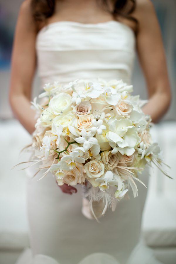 Bunn Salarzon - beautiful white bouquet with feathers