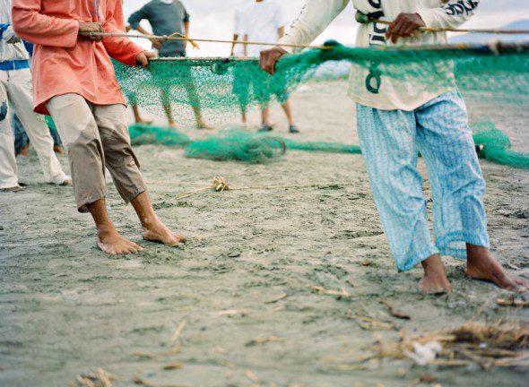 Bunn Salarzon - men pulling in fishing net